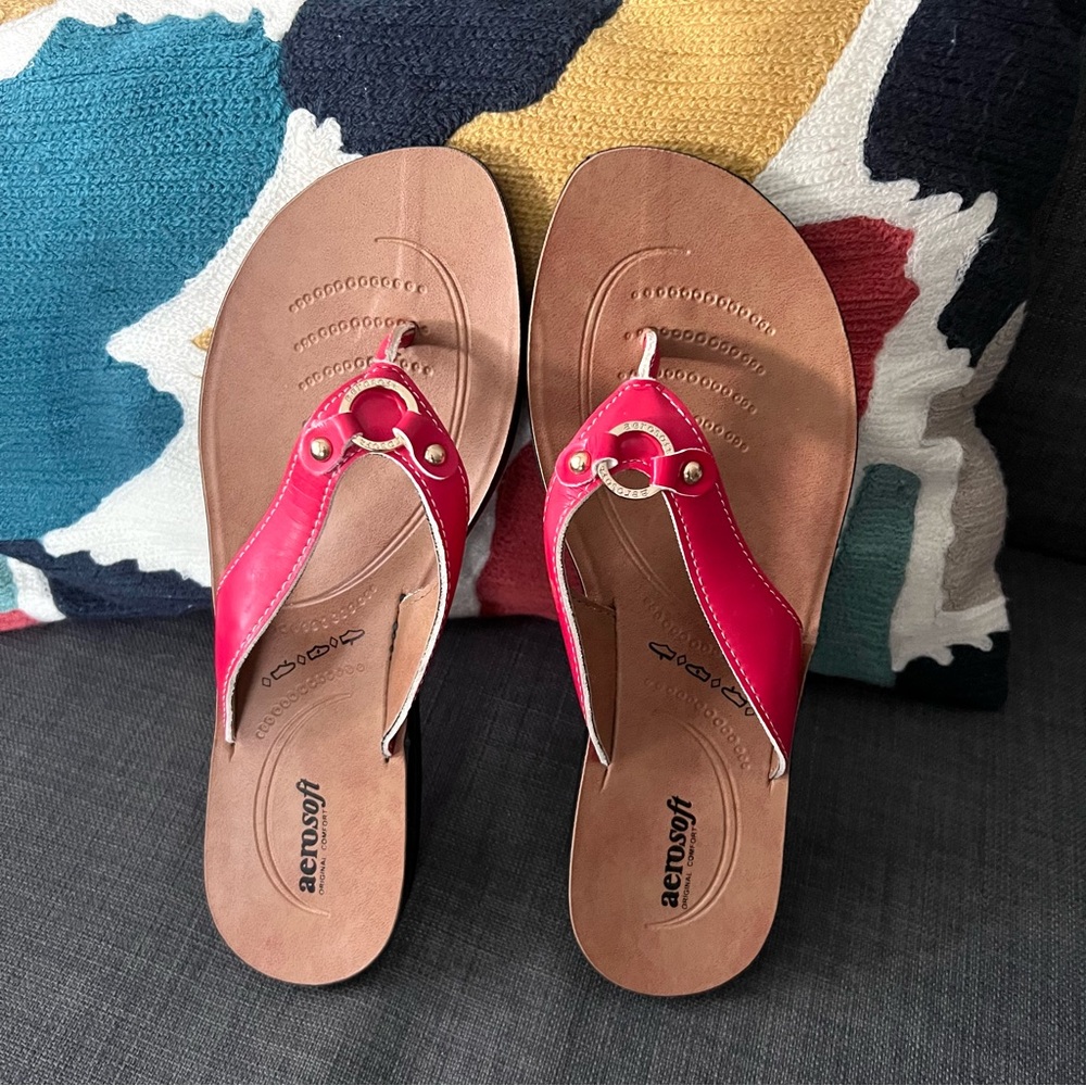 Aerosoft Sandals NWOT size 9 never worn Willow Red black sole
